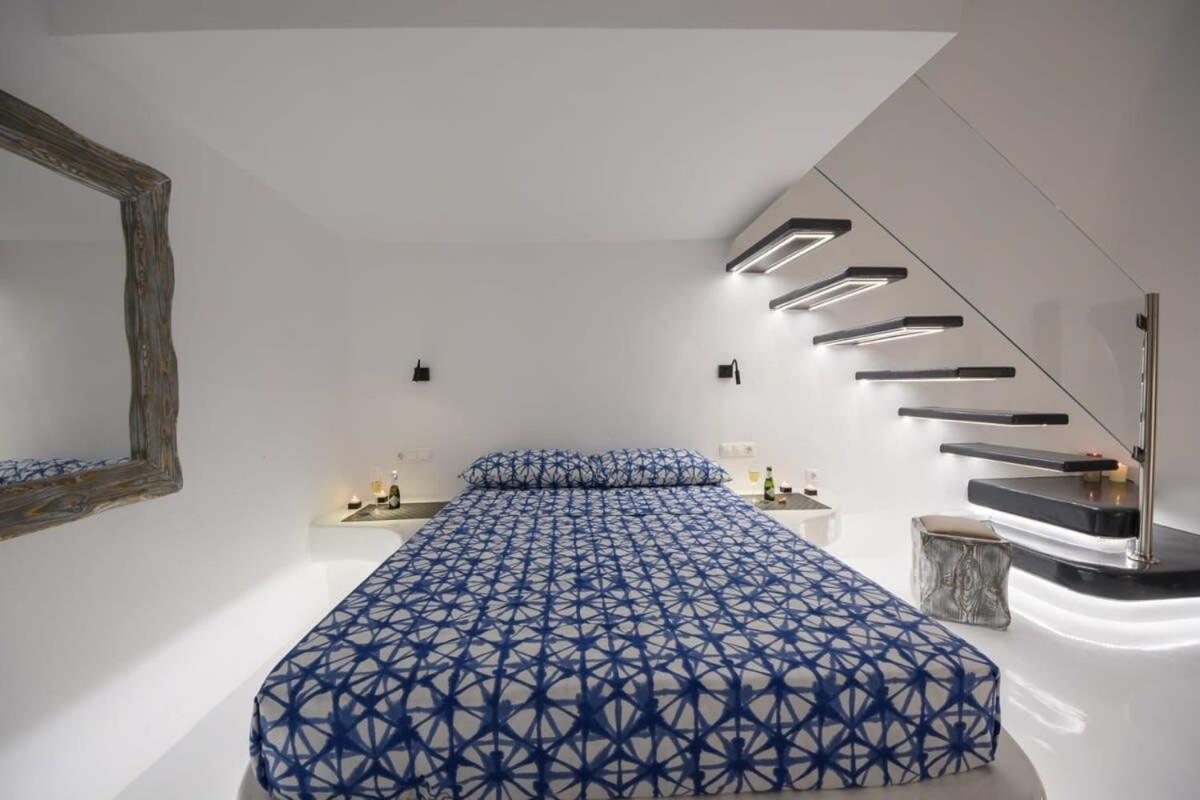 Apartamento Santorini Traditional Apt With Private Hot Tub Fira  Exterior foto