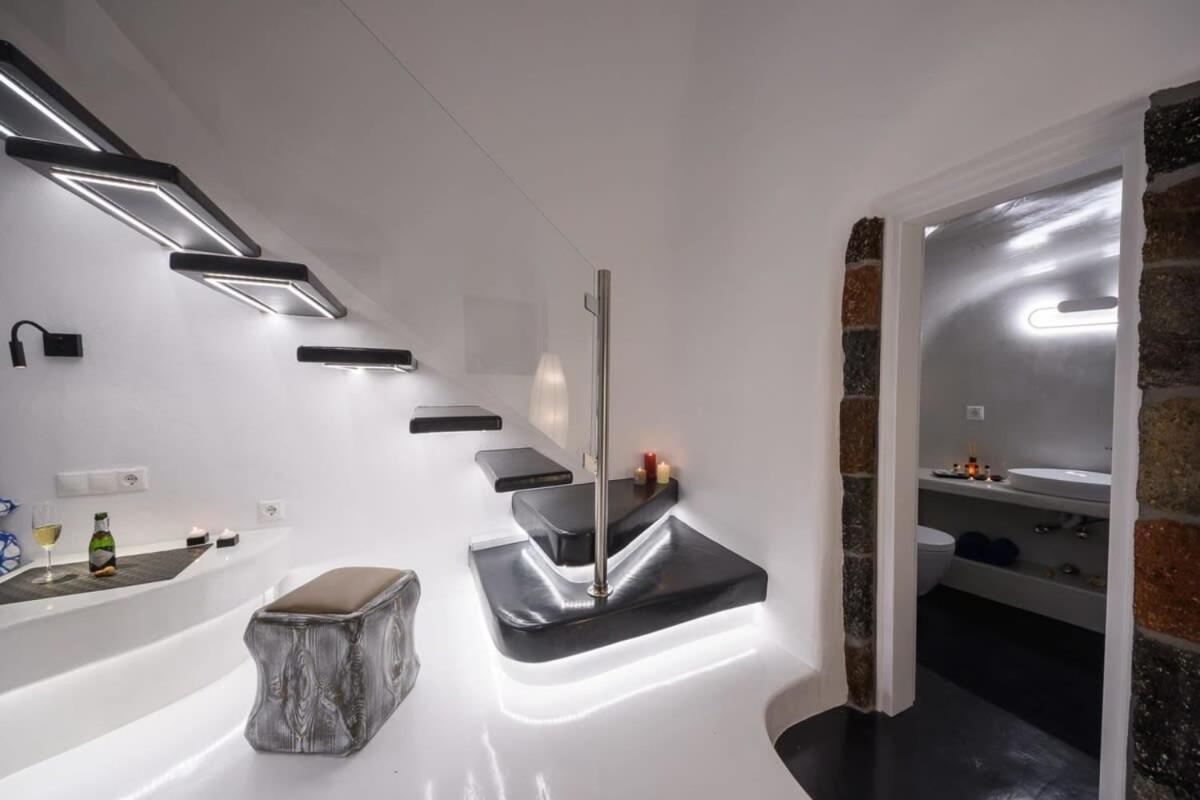 Apartamento Santorini Traditional Apt With Private Hot Tub Fira  Exterior foto