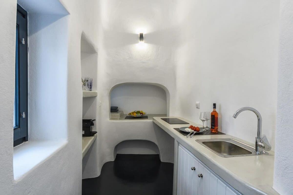 Apartamento Santorini Traditional Apt With Private Hot Tub Fira  Exterior foto