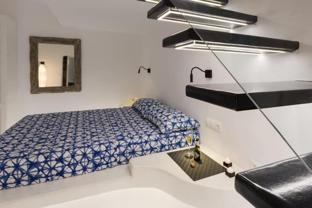 Apartamento Santorini Traditional Apt With Private Hot Tub Fira  Exterior foto