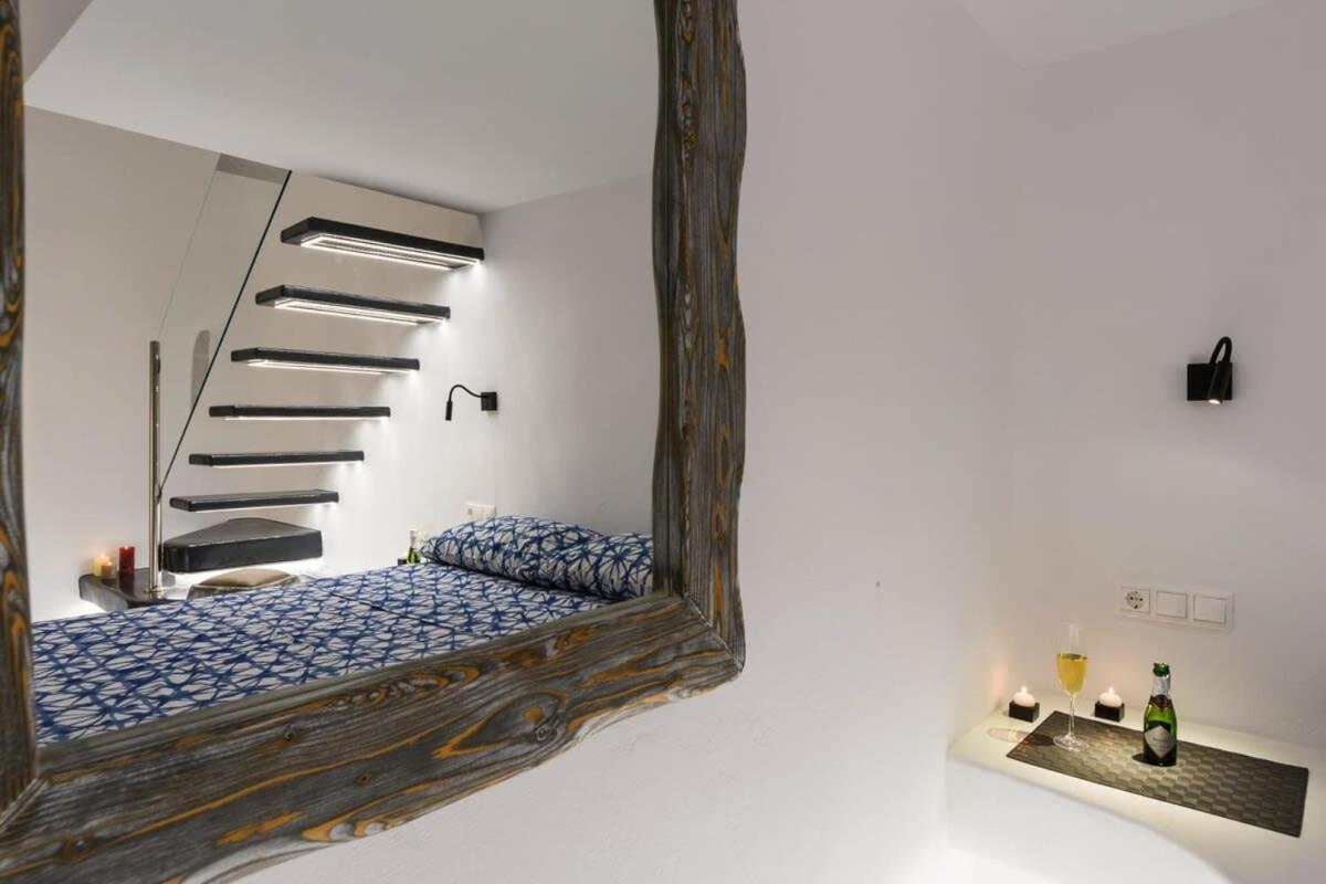 Apartamento Santorini Traditional Apt With Private Hot Tub Fira  Exterior foto